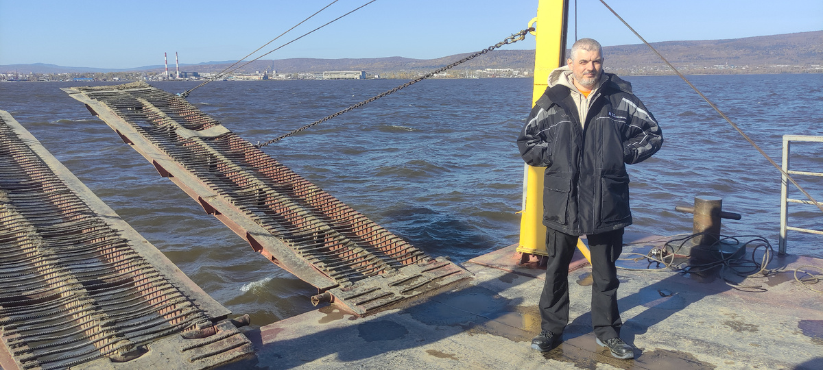 Паромная переправа через Амур