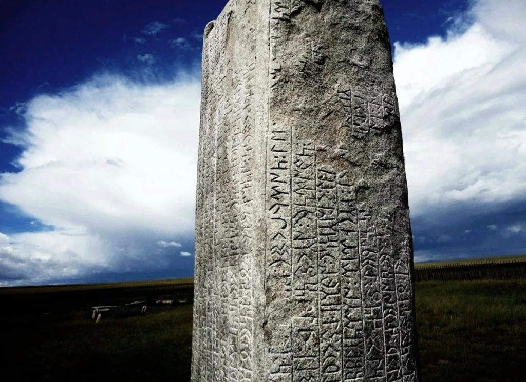 Одна из каменных стел, обнаруженных учёными на территории современной Монголии, на юге Сибири и в районе озёр Иссык-Куль и Балхаш