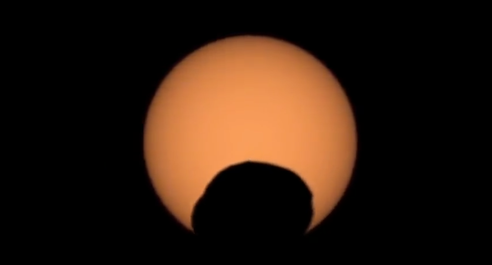 Спутник Марса Фобос создаёт «глаз циклопа», проходя между Марсом и Солнцем.