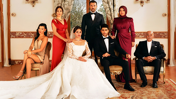 Красивые актеры, любовь, борьба традиций и современности.