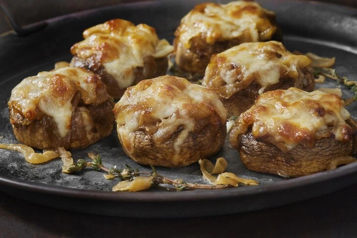 Источник: https://thegirl.ru/articles/umaslivaem-zmeya-chto-dolzhno-byt-na-novogodnem-stole-2025/