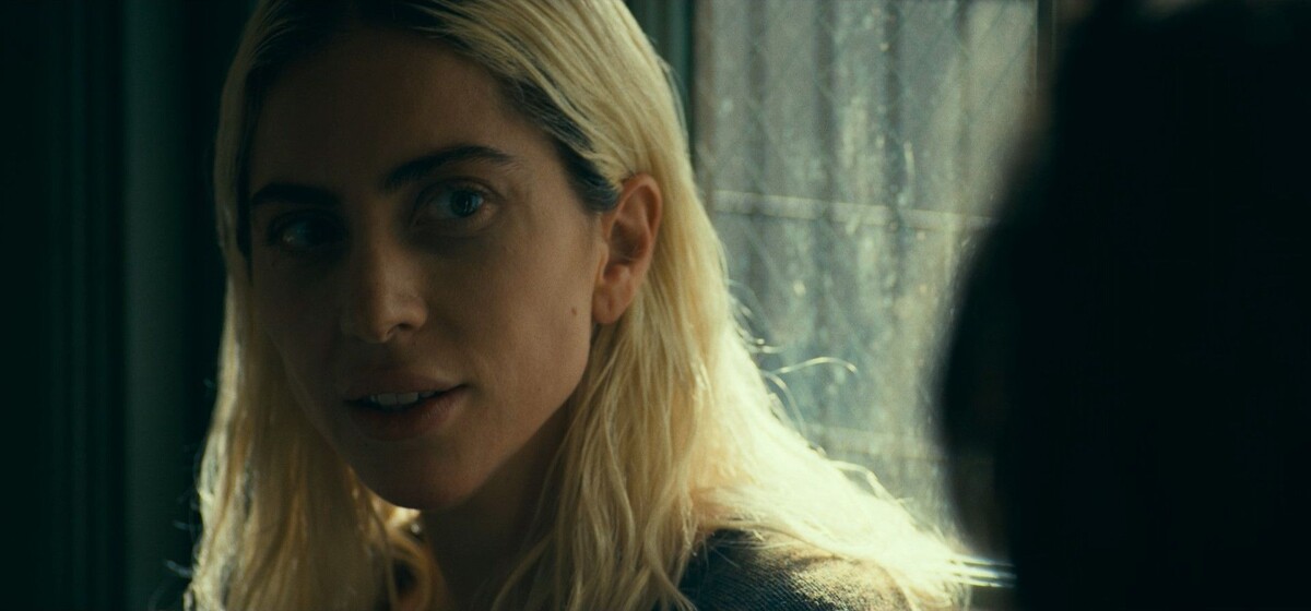 Артур знакомится с Ли во время исполнения «Get Happy». Эта песня плотно ассоциируется с безумием благодаря яркому эпизоду из «Твин Пикс», когда исполняющего её Лиланда Палмера «заедает»