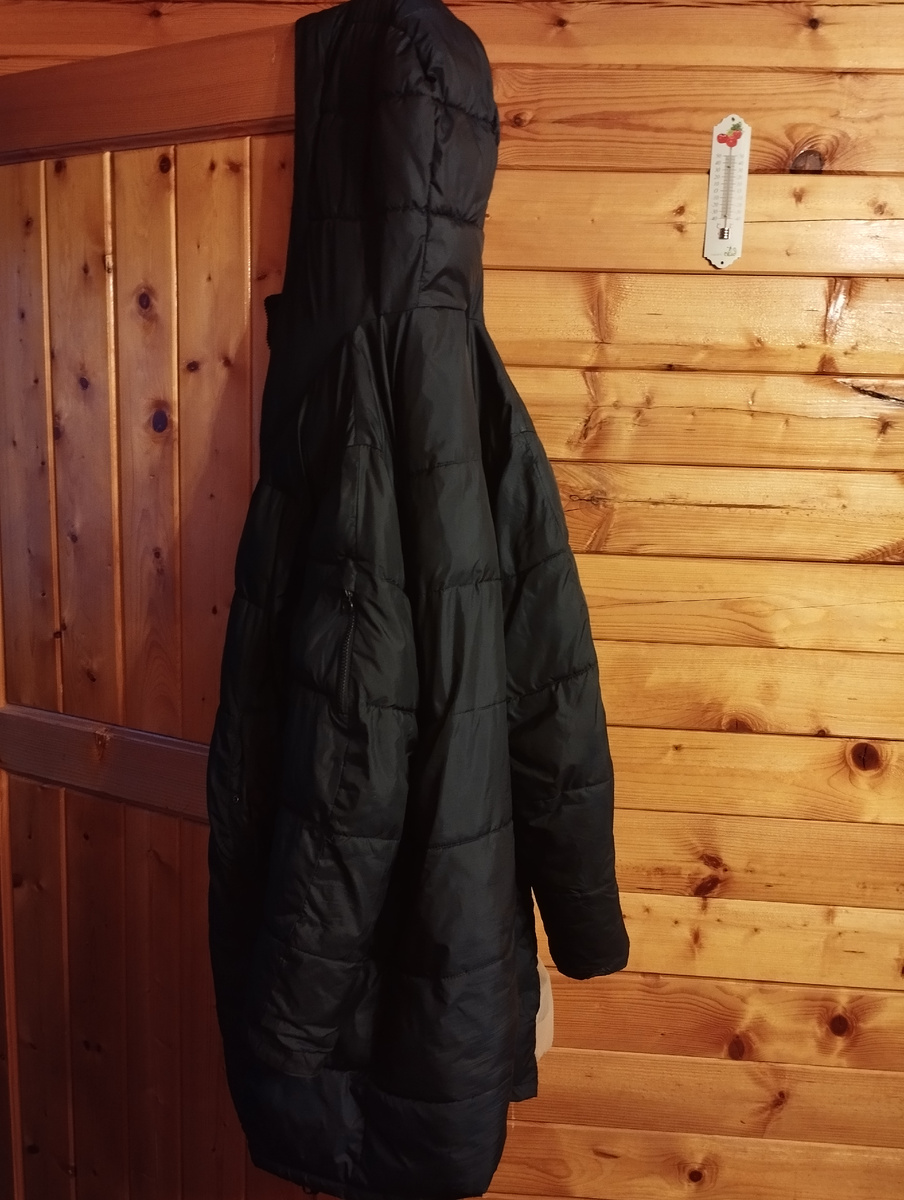 Пальто промокло, в доме сушится