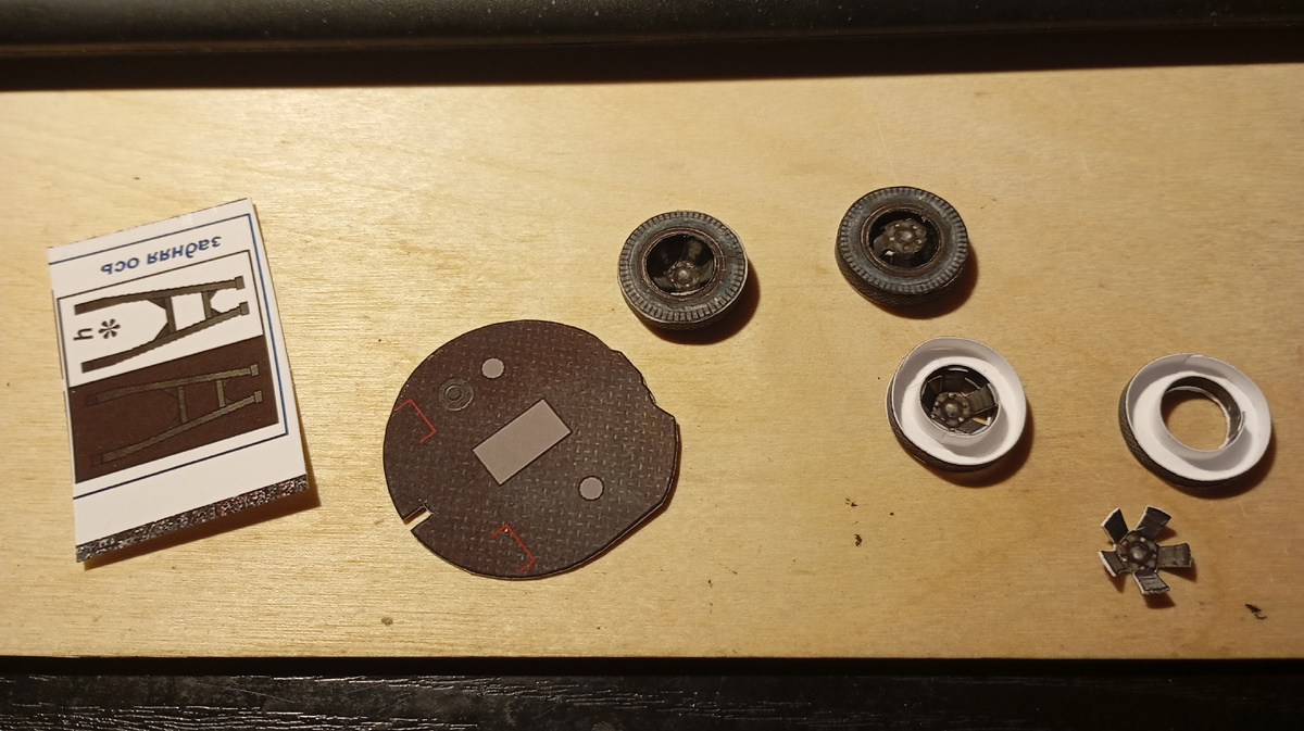 Платформа, колёса и транспортировочный упор для ствола пушки.