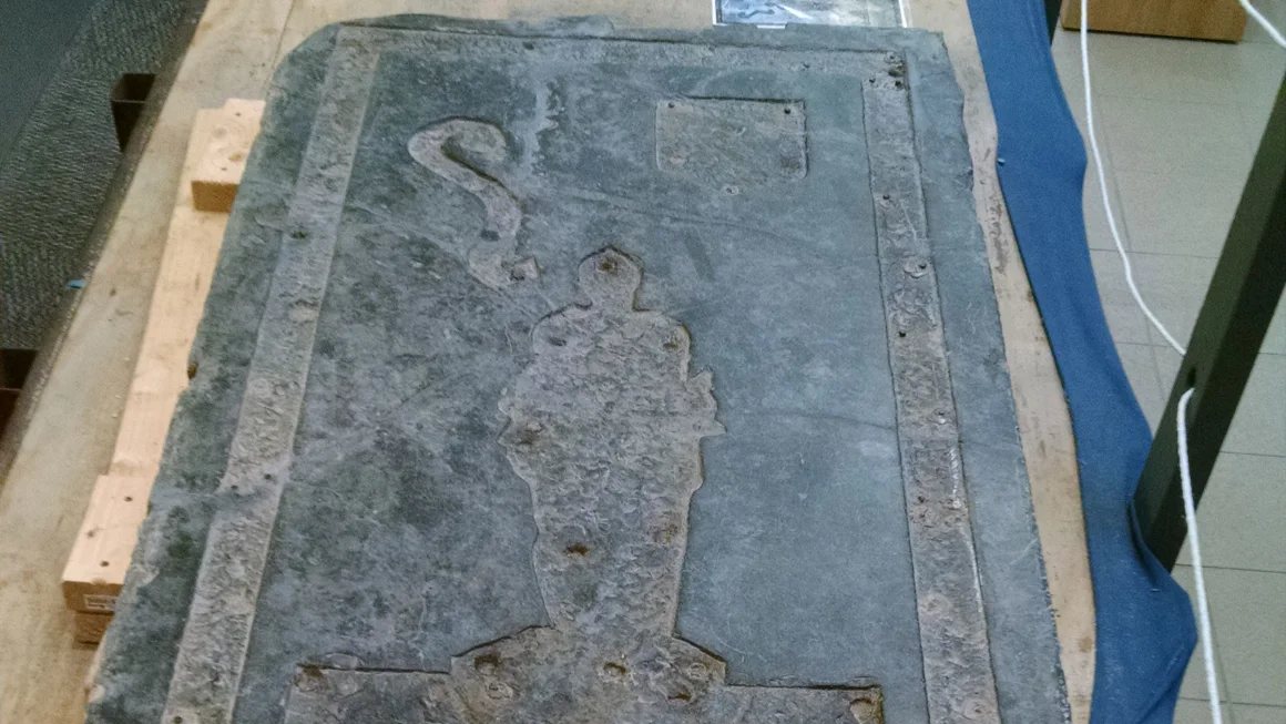 Старейшее из известных сохранившихся надгробий в Соединённых Штатах, датируемое XVII веком, было обнаружено в Джеймстауне и оказалось сделанным из чёрного бельгийского известняка.