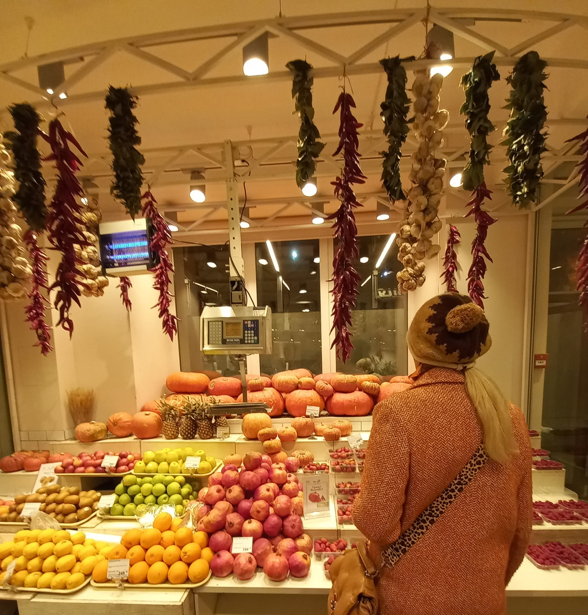 Осенние краски остались только в магазинах , на улицах голо и серо .