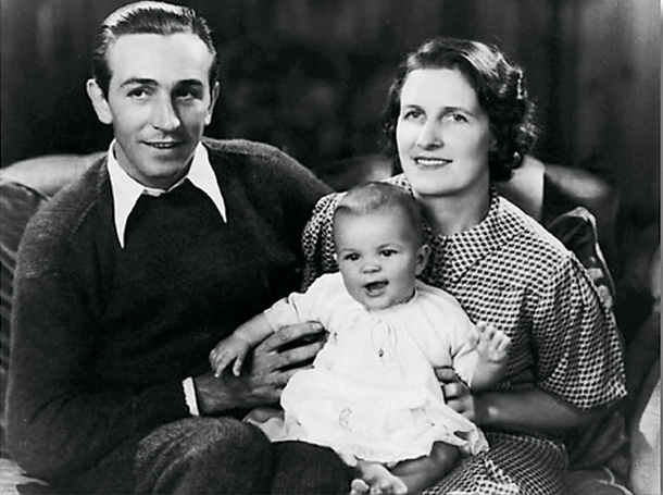 Маленький Уолт со своими родителями