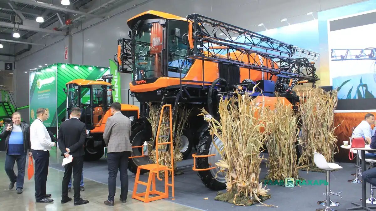 Фото: © Артем Борисов / Glavpahar.ru Премьерный показ нового самоходного опрыскивателя ТУМАН-4 от Пегас-Агро на АГРОСАЛОН-2024