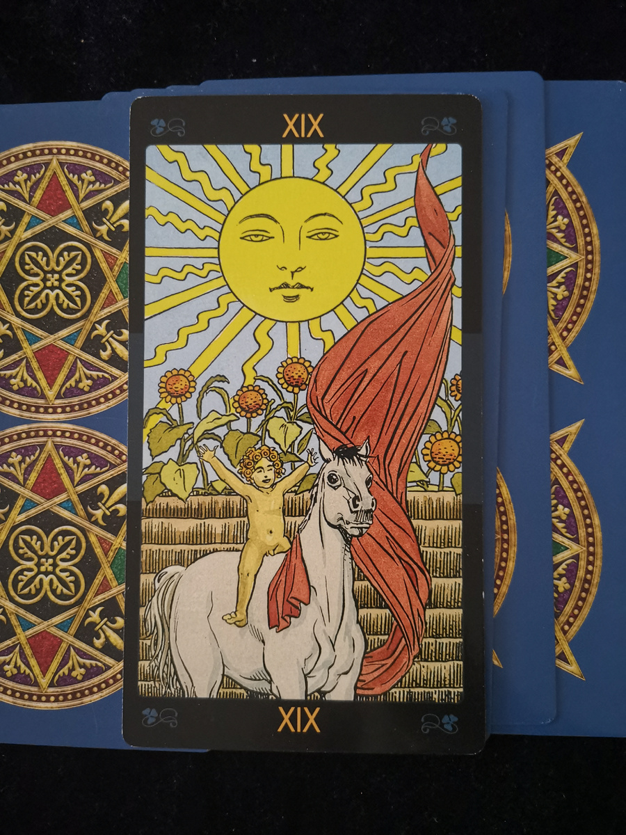 Многие думают что ребёнок, изображённый верхом на лошади - мальчик, но я считаю что это абсолютно андрогинный персонаж, символизирующий объединение противоположностей. Ребёнок на карте едет прочь от каменной стены, и держит в руках алый стяг, что рождает ощущение освобождения. 
