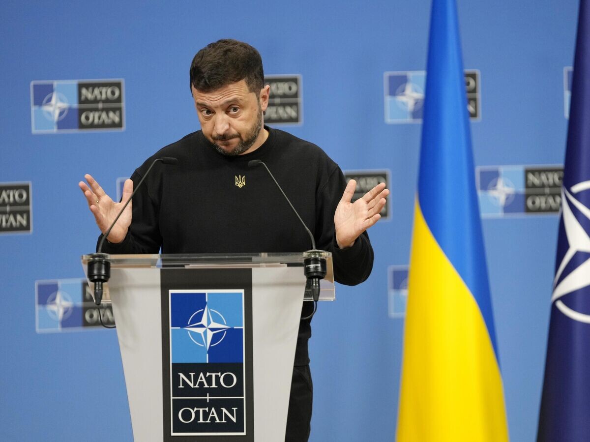    Владимир Зеленский в штаб-квартире НАТО в Брюсселе© AP Photo / Virginia Mayo
