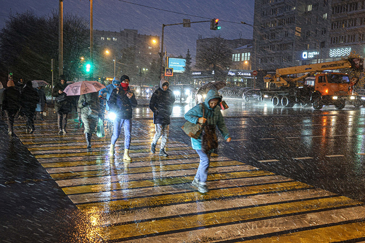    Сегодня снег добрался до Казани.   
Фото: Андрей Титов