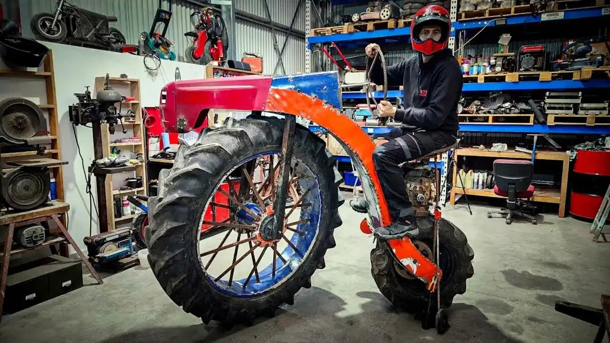 Фото: © Paton Machines / YouTube-канал разработчика / vokrugsveta.ru Изобретатель из Новой Зеландии собрал необычный трактор в стиле велосипедов конца XIX века