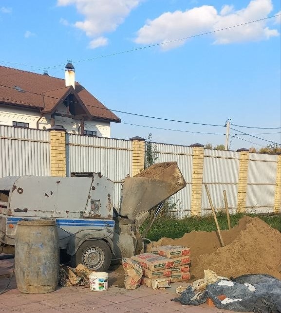 Замешивание цементно-песчаного состава для стяжки