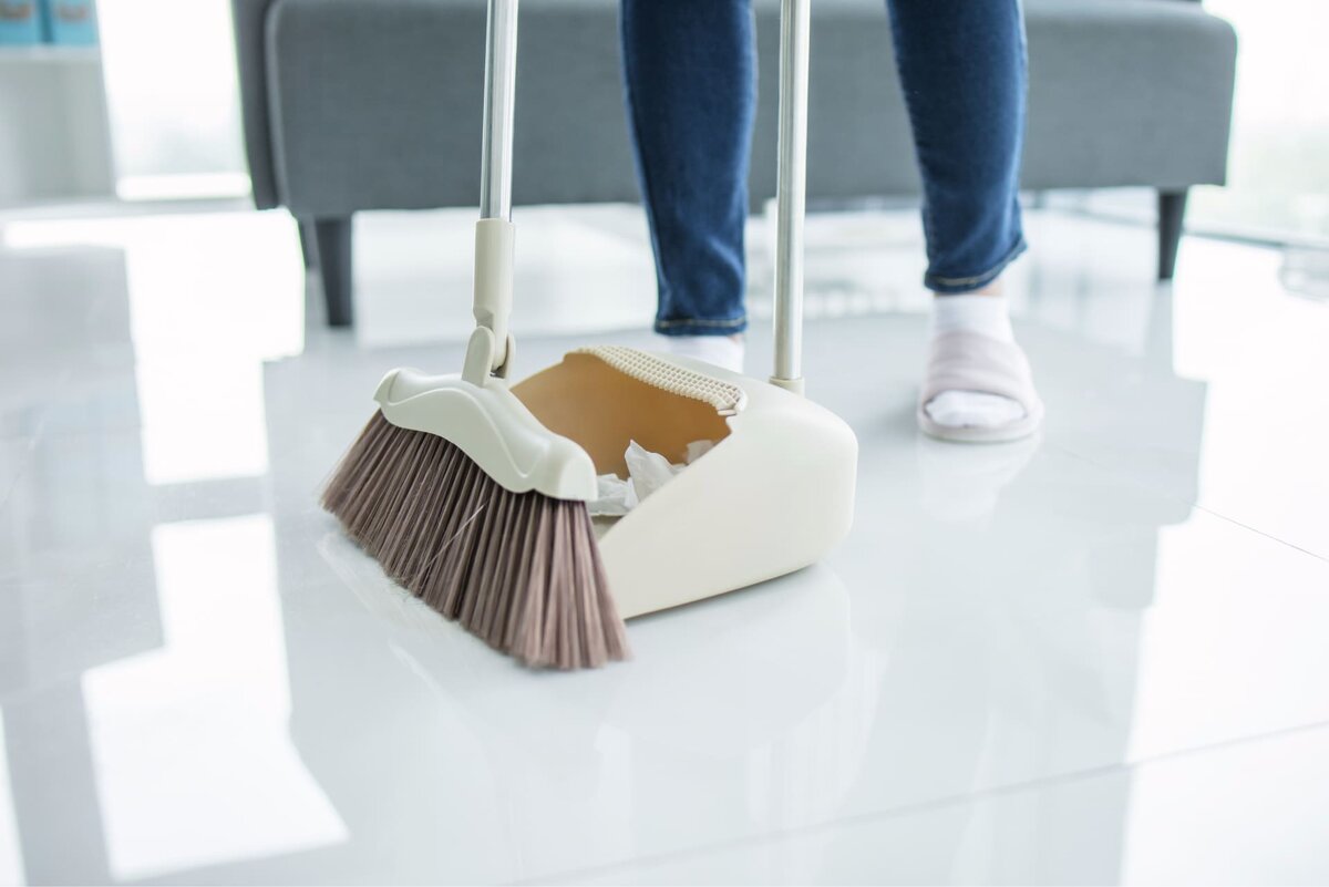 Значение сухой уборки в быту
Чистота — это не только вопрос эстетики, но и залог здоровья и уюта в доме. Каждому из нас приятно войти в комнату, где полы сверкают чистотой, а воздух наполнен свежестью.-5