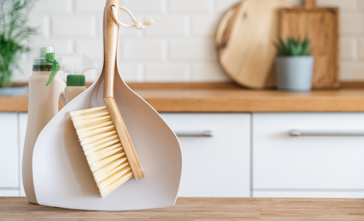 Значение сухой уборки в быту
Чистота — это не только вопрос эстетики, но и залог здоровья и уюта в доме. Каждому из нас приятно войти в комнату, где полы сверкают чистотой, а воздух наполнен свежестью.