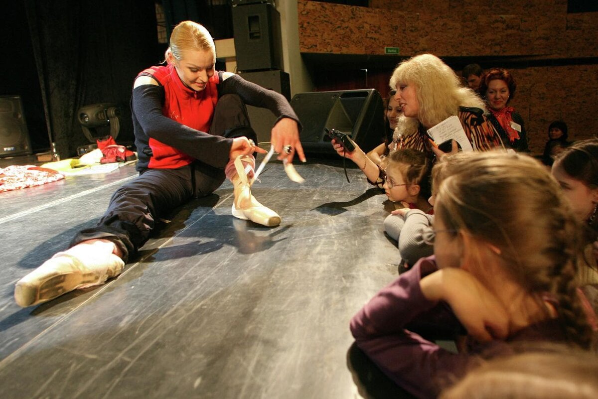    Балерина Анастасия Волочкова возмущена, что ей не вернули её счастливые пуанты, а попытались продать почти за полмиллиона. Игорь Зарембо / РИА Новости