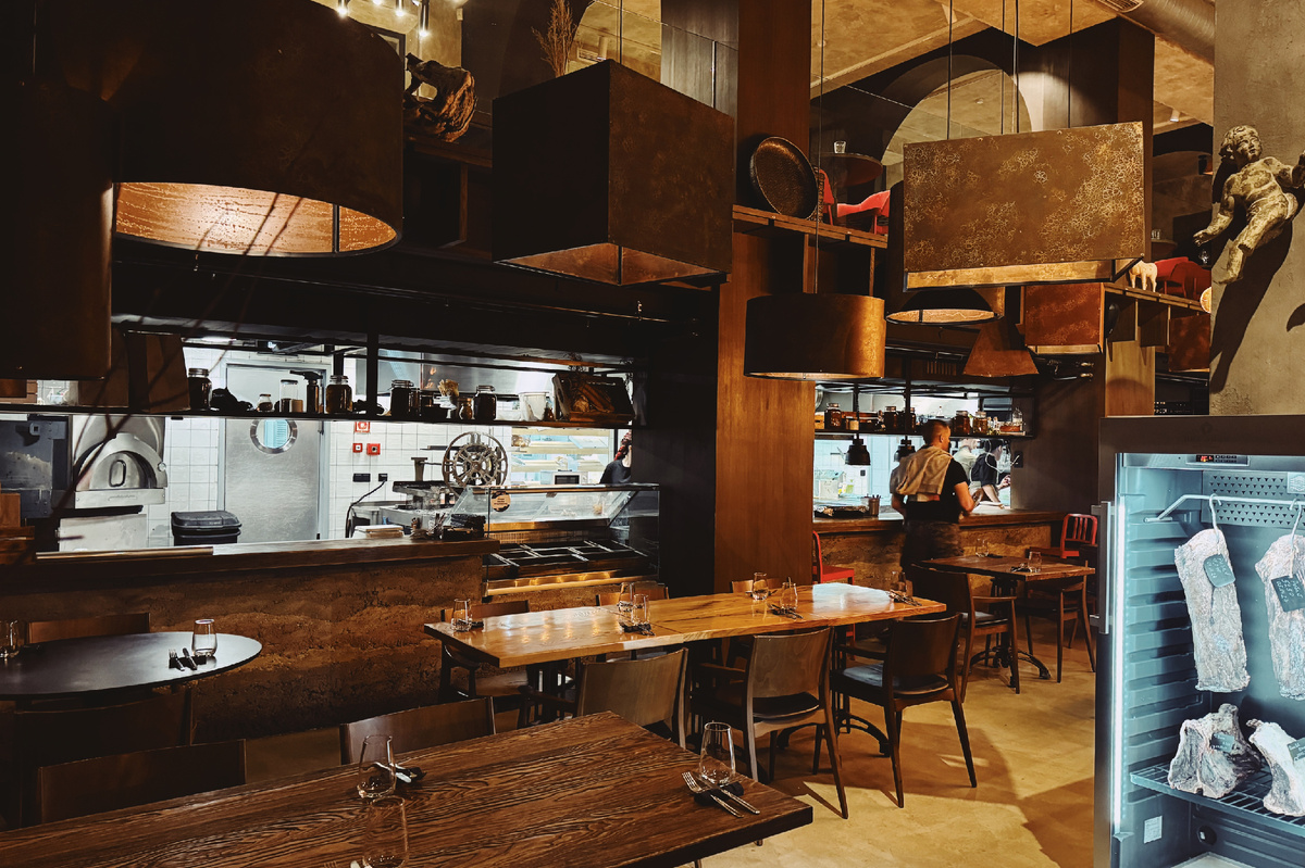 Где поужинать в Калининграде? Этот ресторан в скандинавском стиле можно было бы снимать в кино для сцен с пиршествами.