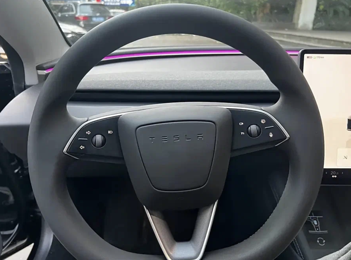 Салон Model 3