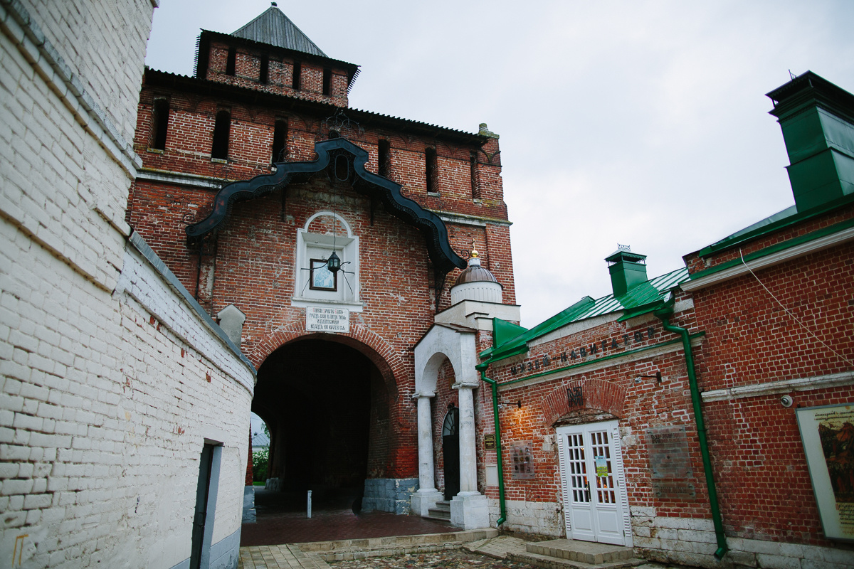 Пятницкие ворота и входная группа музея. Фото: culture.ru