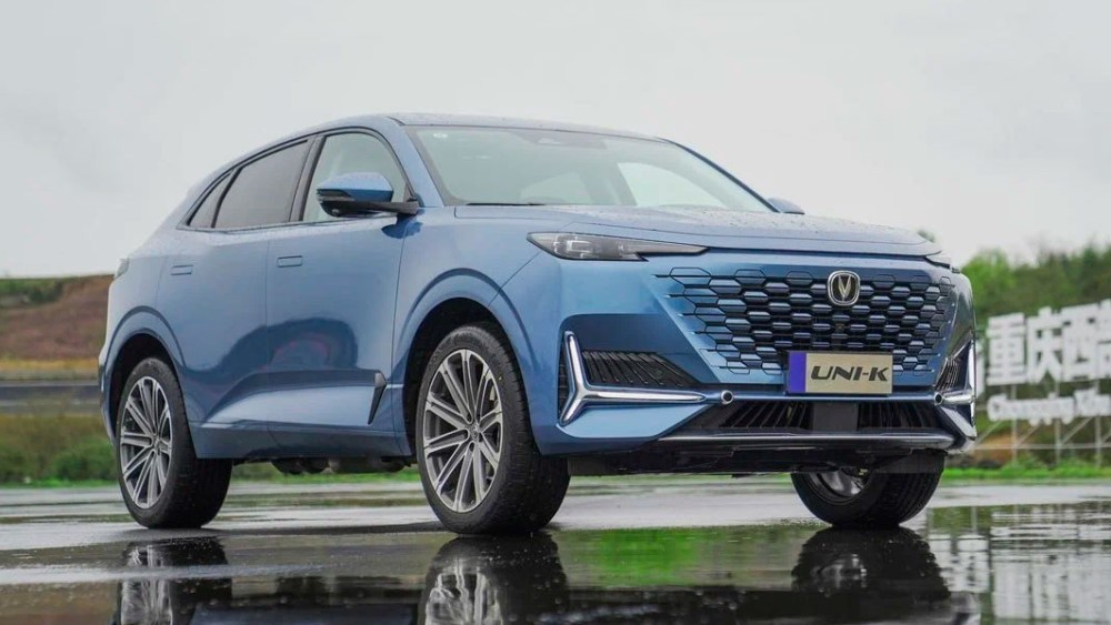 На фото: один из образцов современного китайского автомобиля - кроссовер Changan Uni-K