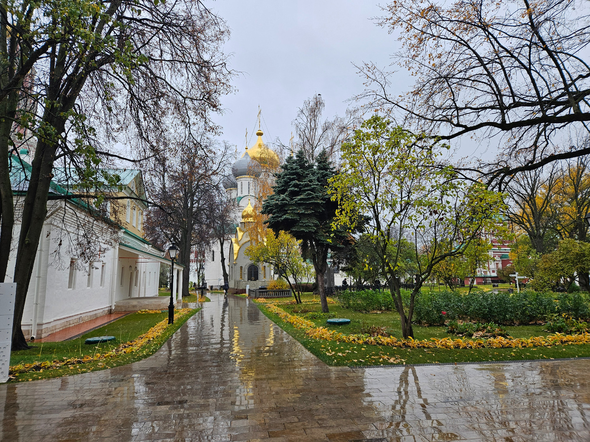Часовня и Смоленский собор Новодевичьего монастыря.