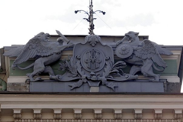 Вот Романовские Грифоны на Мариинском театре