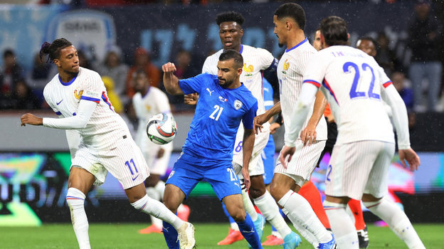    Лиэль Абада (№11) и Майкл Олисе (№21). Reuters