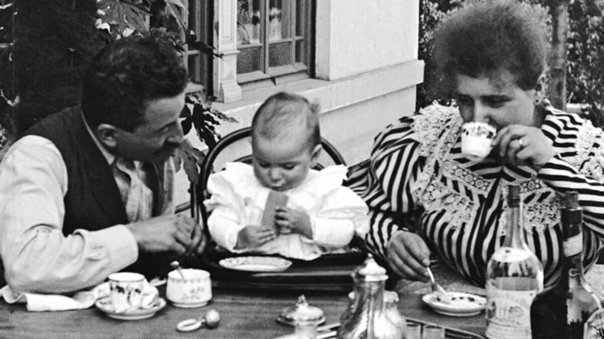 Кадр из фильма «Завтрак младенца» (Repas de bébé)