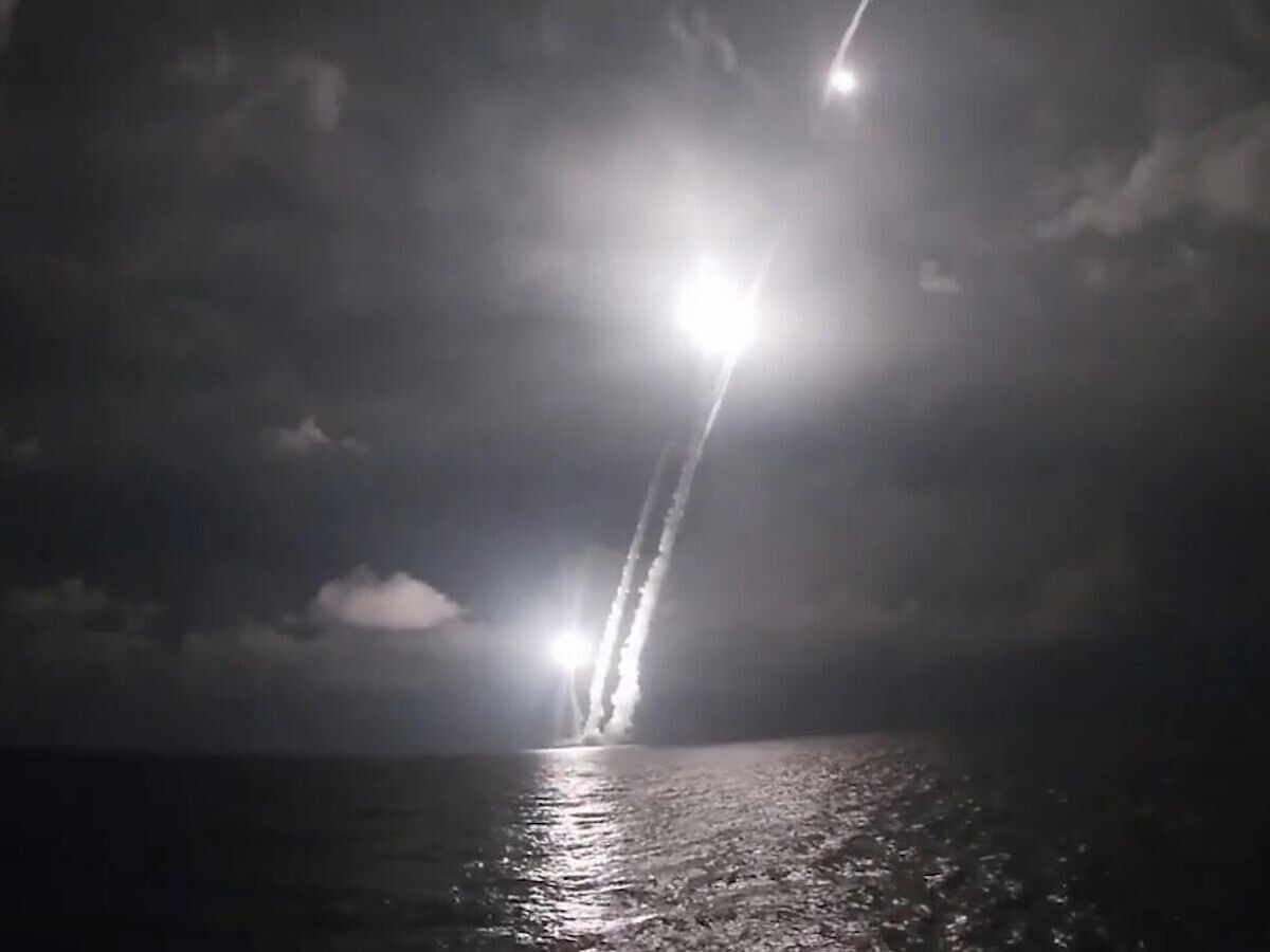    Залповый пуск четырех баллистических ракет "Булава" в рамках плановых мероприятий боевой подготовки Тихоокеанского флота из подводного положения с атомной подлодки "Владимир Мономах" в Охотском море© РИА Новости / УПСИ МО РФ