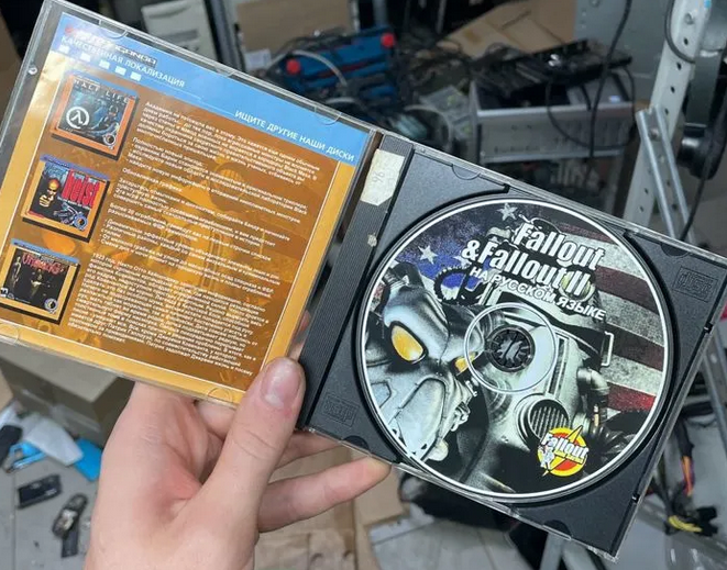 Обратная сторона титульной обложки пиратского сборника игр Fallout и Fallout 2