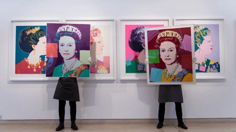     Часть картин из серии Уорхола «Царствующие королевы». Ian Gavan/Getty Images