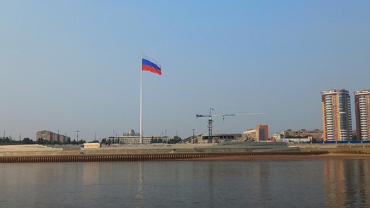 Обрамляют площадку ступени амфитеатра, спускающиеся к воде. 