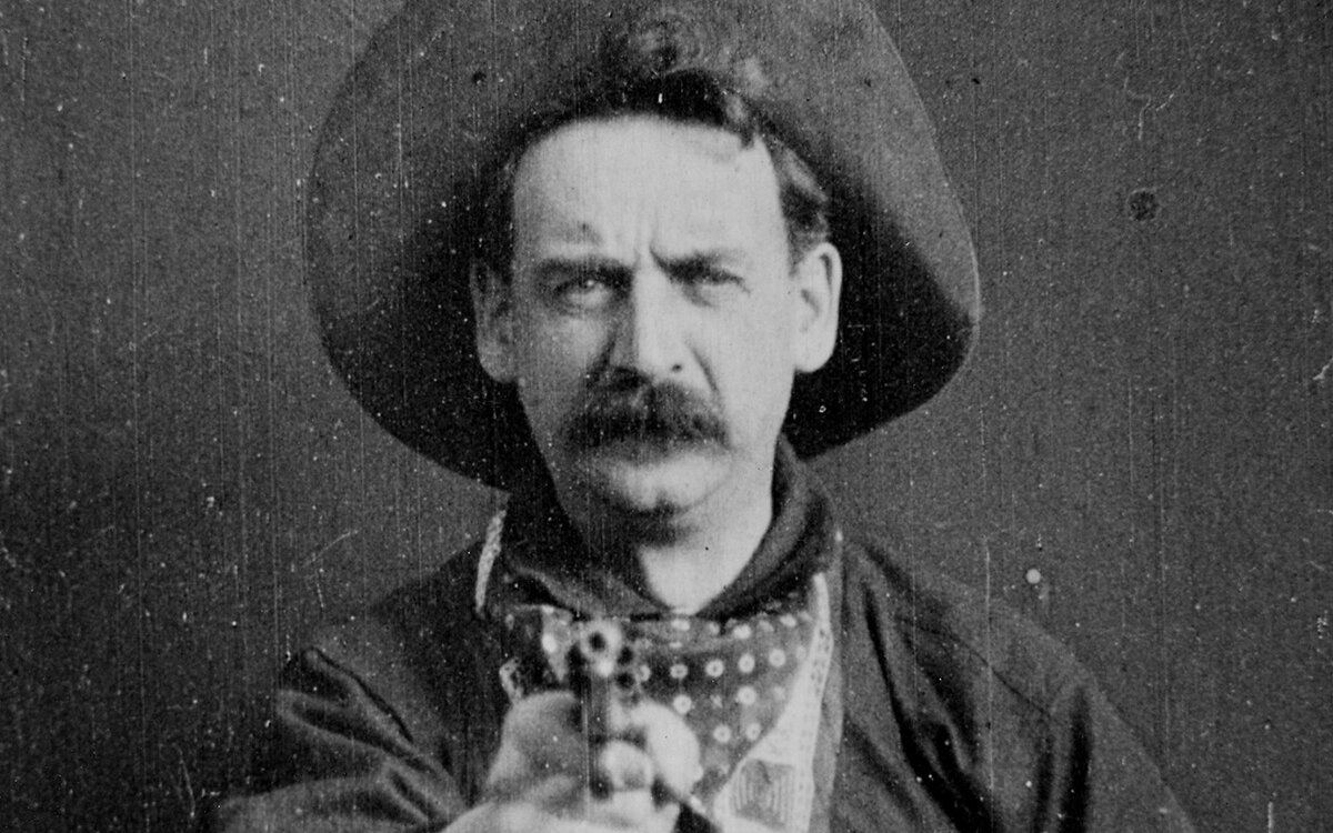 Актер Юстус Д. Барнс в фильме Эдвина Портера «Большое ограбление поезда» (The Great Train Robbery)