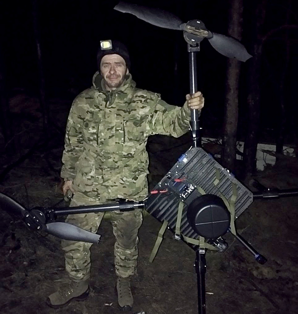    Гвардии младшего сержанта Виктора Ищенко после того, как он сбил более десятка груженных минами дронов, уважительно стали звать Дядя Витя. / Фото: Алексей Колесников/РГ