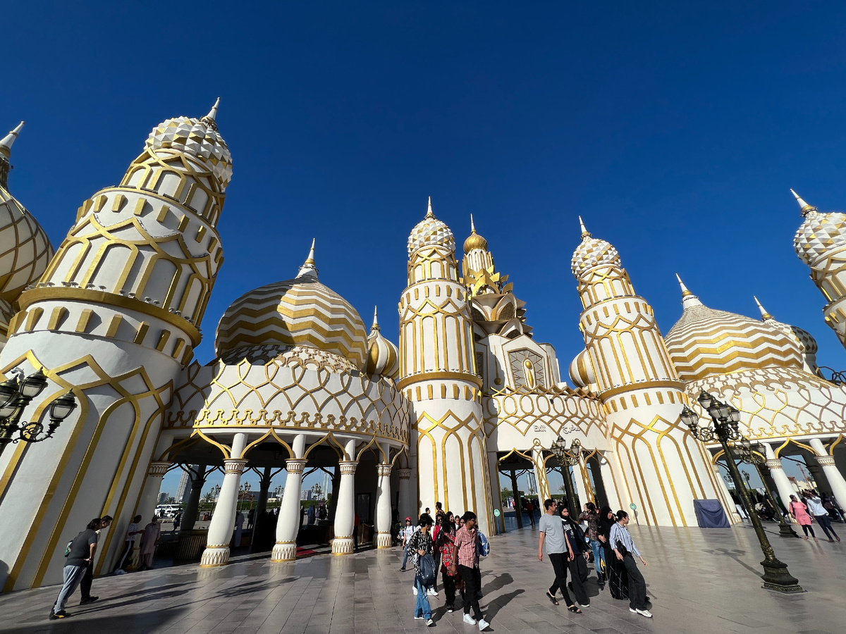 Входные ворота в Global Village. 