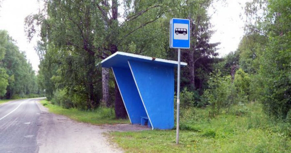 похожее место и остановка была в Подсевах, только желтая и вся исписана надписями низкого жанра