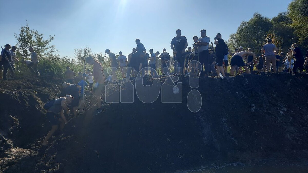    Воронежцы стихийно вышли на расчистку реки