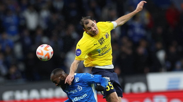    Футболисты Муми Нгамале и Максим Осипенко.Александр Федоров