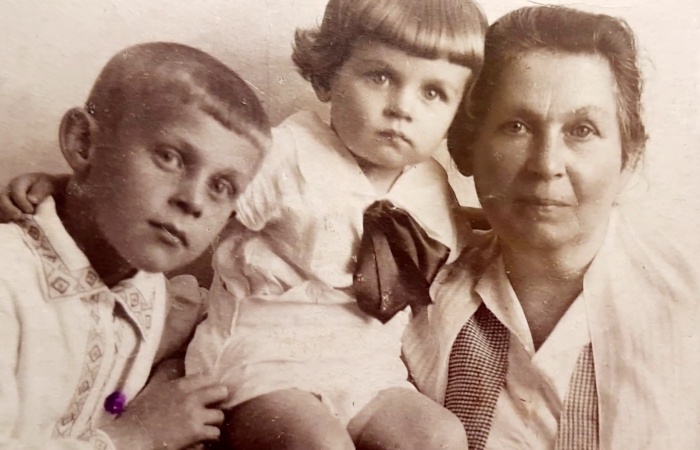  Олег Жуков в детстве с мамой и старшим братом. / Фото: www.ctv.by