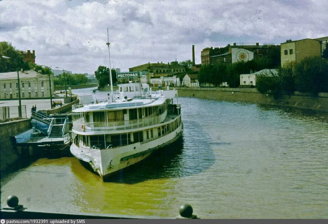 Ресторан "Бургас", 1986 г. Автор: Michael Kammler.