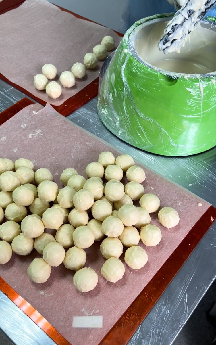 процесс покрытия трюфелей шоколадом