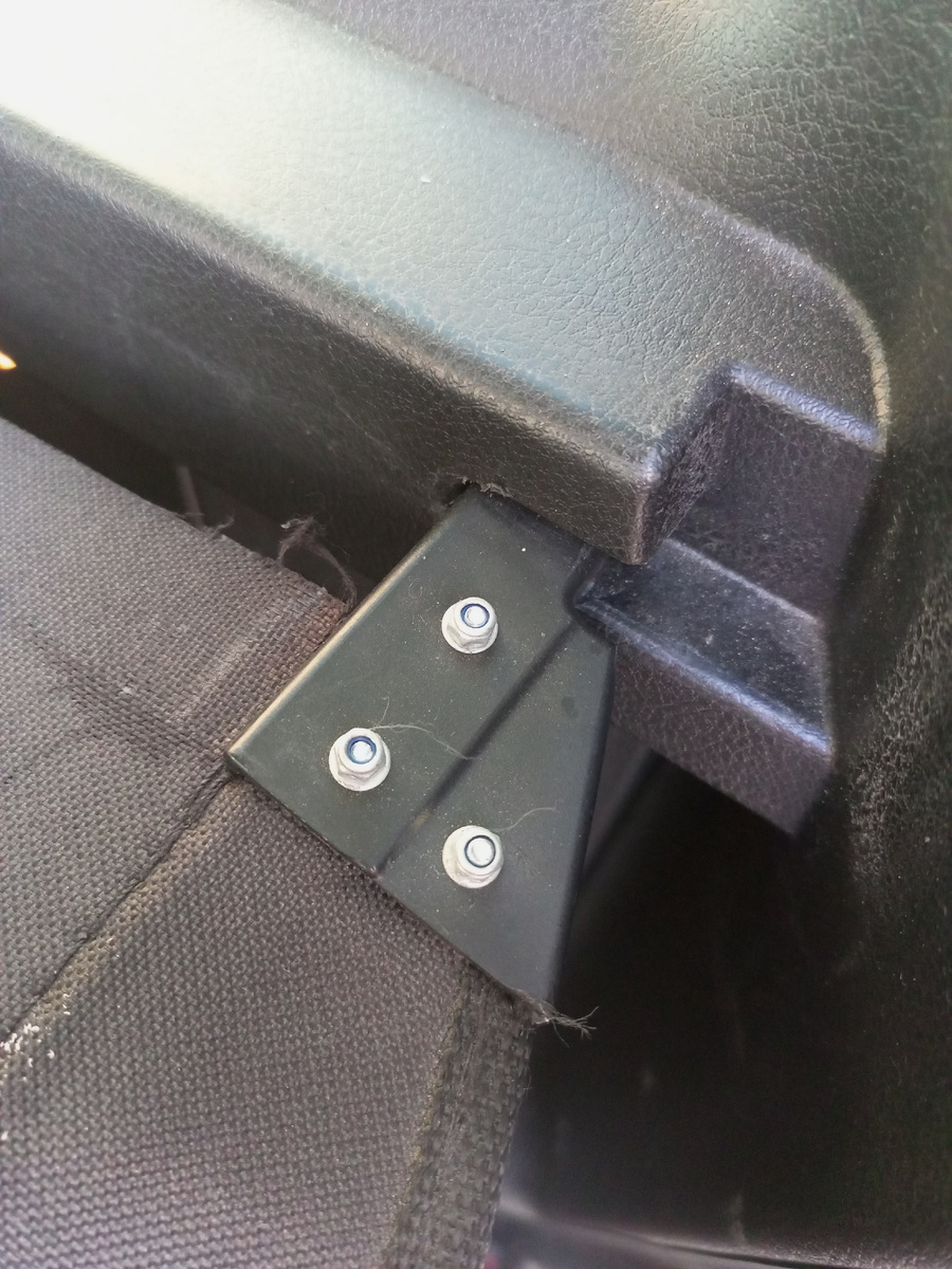 У гаек встроена резина, чтобы не откручиваться. 