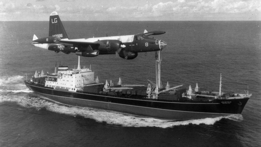 Американский самолет патрульный самолет «Нептун» пролетает над советским кораблем во время Кубинского кризиса. / MPI/Getty Images