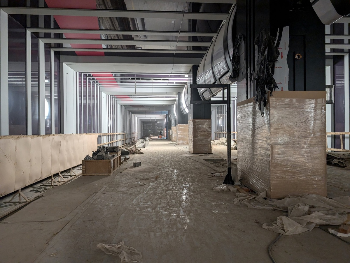 📷 1.1: На платформе станции завершаются архитектурно-отделочные работы. Выставляются стойки под табло обратного отсчета до прибытия поезда.