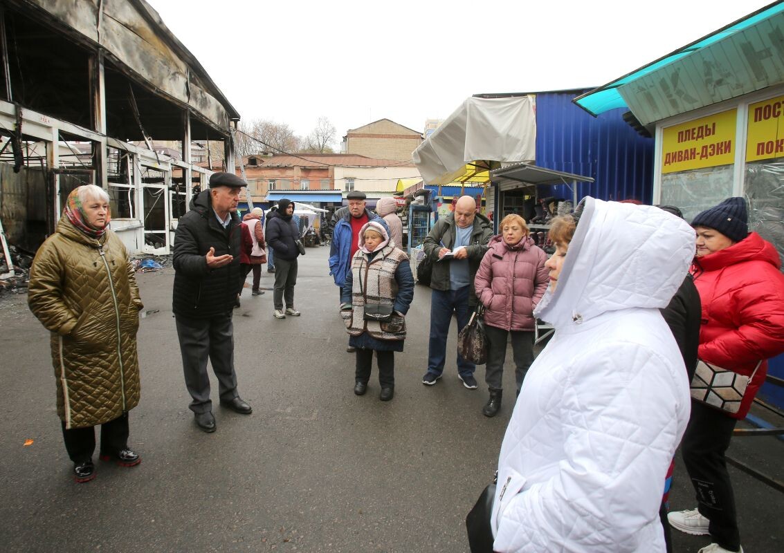    Предприниматели собрались на рынке, чтобы обсудить ущерб. Фото: Филонов Игорь