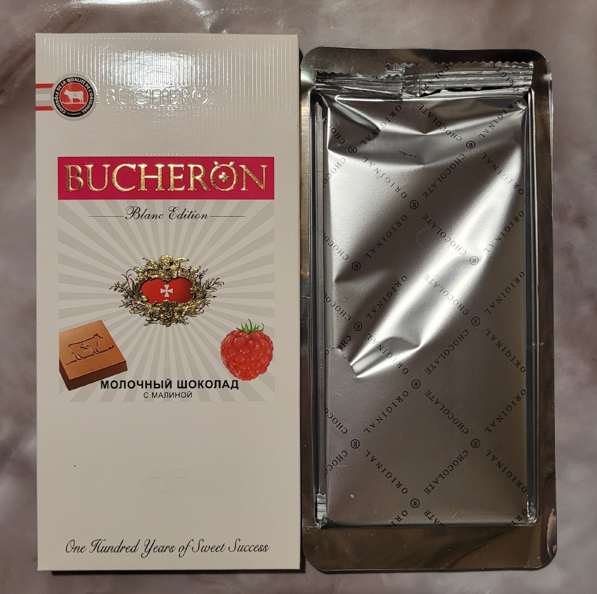 Упакованный шоколад лежит в дополнительной коробочке 