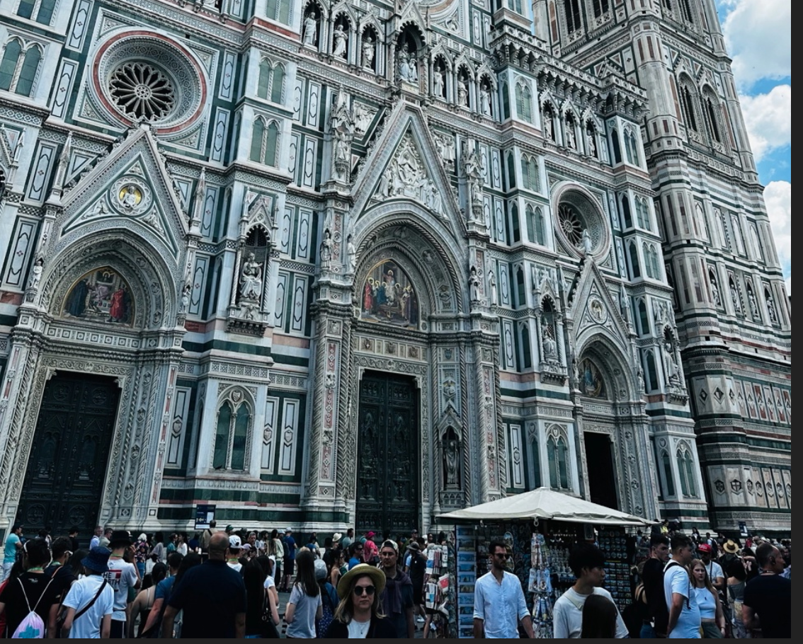 Видите людей возле самых стен? Они вовсе не любуются, все они и есть очередь.