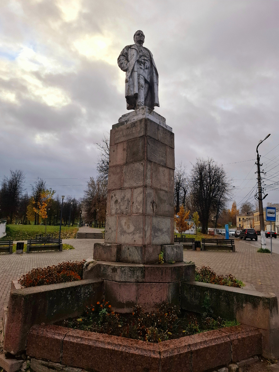 Памятник Кирову был установлен в Торжке 1936 году на месте бывшего Гостиного двора.