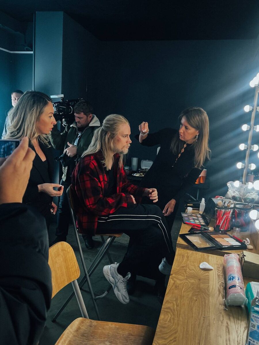 Именно так и выглядел бы князь, живи Владимир в нашем времени. Ну посмотрите на лицо - он!! Из интернета 