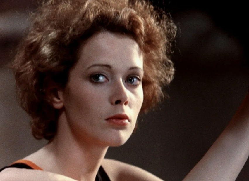 Эммануэль беар манон с источника. Эммануэль шмидт виолончель. Франсуа озон 8 женщин. Людивин санье 8 женщин. Франсуа озон 8 женщин.